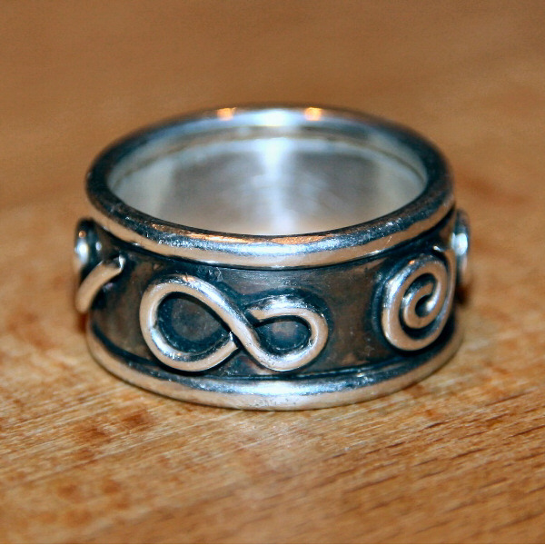 14002R – Maori signs ring Silver – Sold
